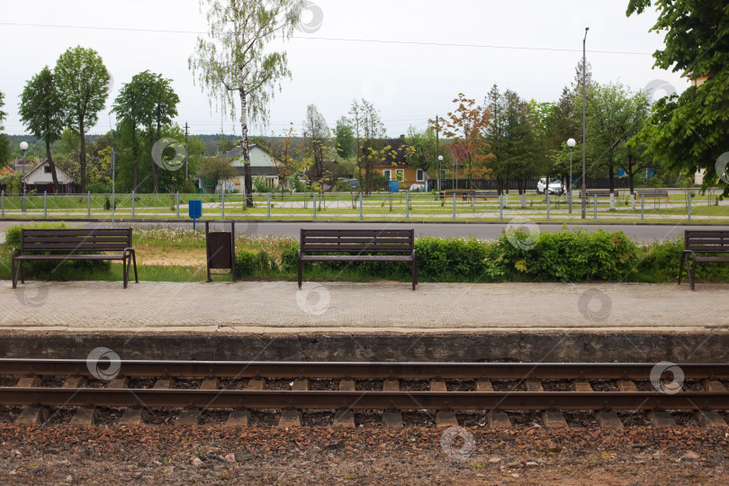 Скачать Скамейка на железнодорожном вокзале в городе фотосток Ozero
