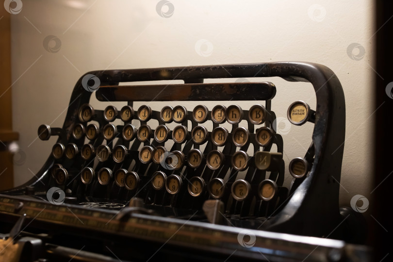 Скачать Старая ретро-пишущая машинка в темноте крупным планом фотосток Ozero