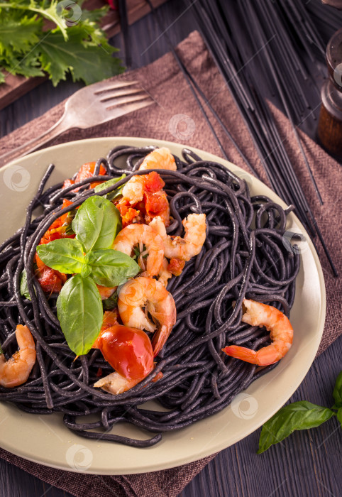Скачать Черные спагетти с креветками и базиликом фотосток Ozero