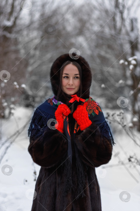 Скачать славянская девушка в красном шарфе и варежках гуляет по зимнему парку. фотосток Ozero