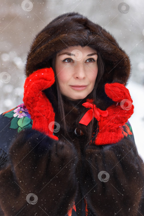 Скачать славянская девушка в красном шарфе и варежках гуляет по зимнему парку. фотосток Ozero