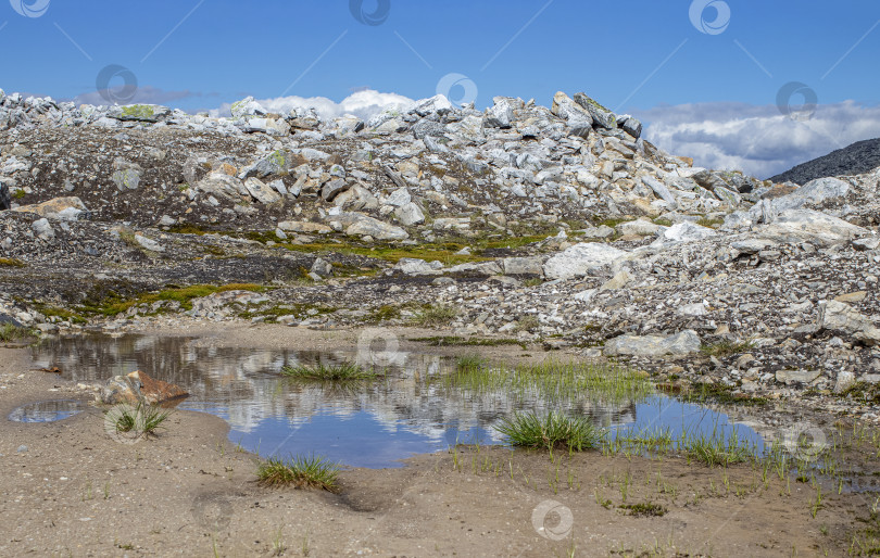 Скачать Отражение голубого неба и белых скал в воде. фотосток Ozero