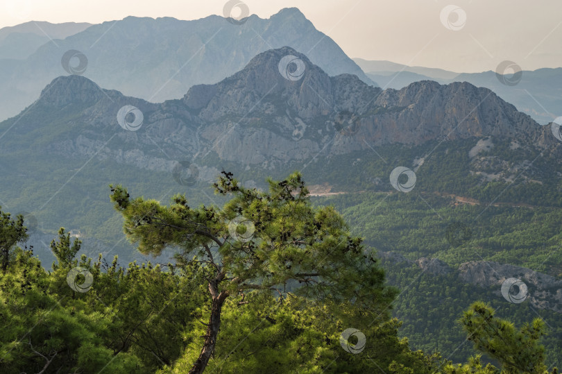 Скачать Вид на Таврские горы со смотровой площадки горы Тунектепе. Турция. фотосток Ozero