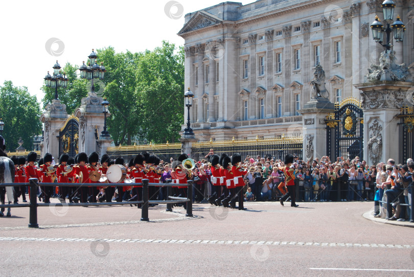Скачать Лондон, Англия, Великобритания, 24 мая 2009: Военный оркестр гвардейцев в красной форме и высоких медвежьих шапках марширует к воротам в Букингемский дворец фотосток Ozero