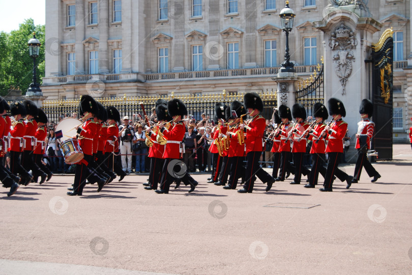 Скачать Лондон, Англия, Великобритания, 24 мая 2009 года. Последние ряды строя военного оркестра проходят маршем от Букингемского дворца, играя на инструментах. фотосток Ozero