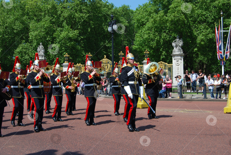 Скачать Лондон, Англия, Великобритания, 24 мая 2009 года: военные музыканты, вышедшие маршем из Букингемского дворца во время церемонии смены караула фотосток Ozero