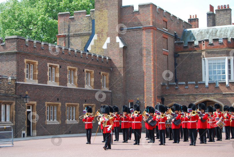 Скачать Лондон, Англия, Великобритания, 24 мая 2009: Оркестр пеших гвардейцев на церемонии смены караула у Сент-Джеймсского дворца фотосток Ozero