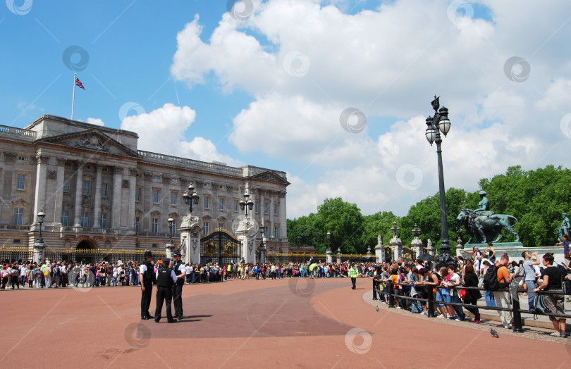 Скачать Лондон, Англия, Великобритания, 24 мая 2009 года. Полицейские на аллее, ведущей к воротам Букингемского дворца, ожидают начало церемонии смены караула. фотосток Ozero