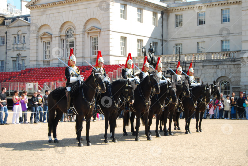 Скачать Лондон, Англия, Великобритания 24 мая 2009 г.: Отряд конной гвардии во время церемонии смены караула в Уайтхолле выстроились в ряд. фотосток Ozero