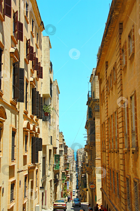 Скачать Валлетта – столица средиземноморского островного государства Мальта. 23 июня 2011г. Улица и балконы столицы фотосток Ozero