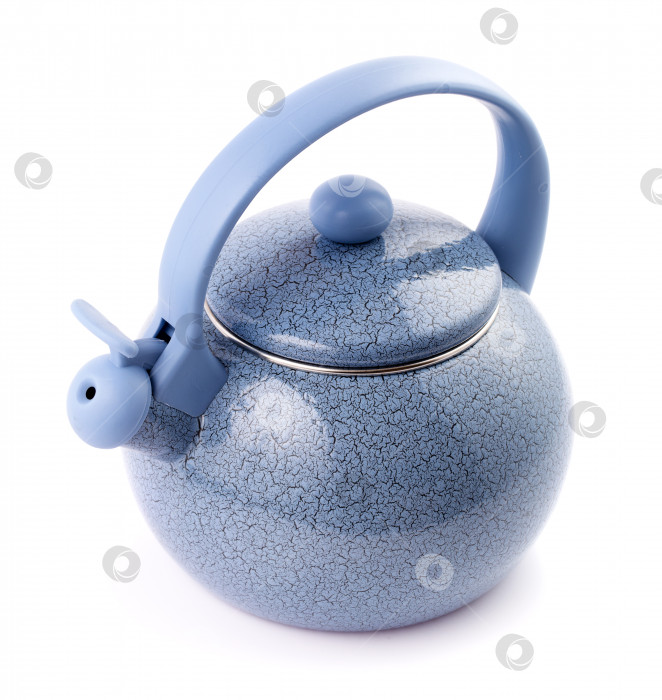 Скачать Синий эмалированный чайник, выделенный сверху белым фотосток Ozero