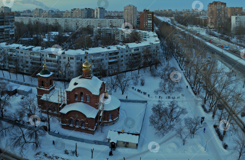 Скачать Зимний панорамный вид  на строящуюся церковь имени Серафима Саровского на фоне жилых кварталов. фотосток Ozero