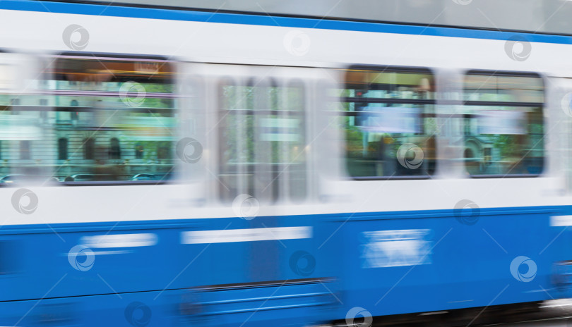 Скачать Синий трамвай на городской улице с эффектом размытия при движении фотосток Ozero