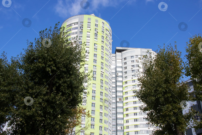 Скачать Вид высокого современного здания на фоне голубого неба фотосток Ozero