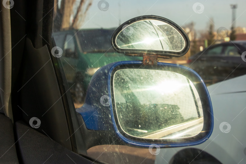 Скачать Отражение солнечного света в боковом зеркале автомобиля фотосток Ozero