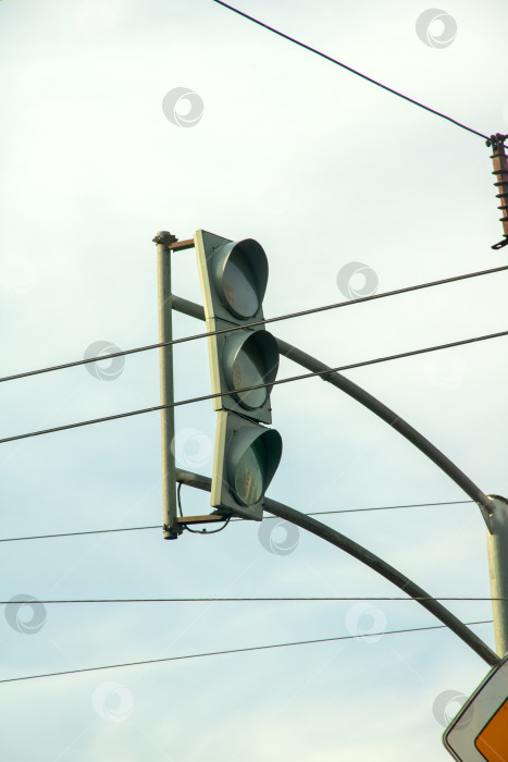 Скачать Светофор для автомобилей на фоне серого неба фотосток Ozero