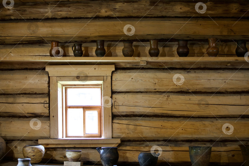 Скачать Старые, глиняные Горшки и крынки стоят на полке в деревенском доме фотосток Ozero
