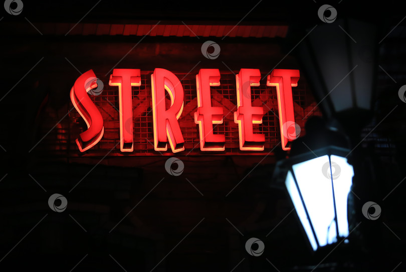 Скачать слово Улица светилось красным на темной стене фотосток Ozero