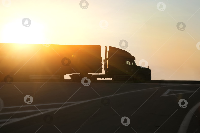 Скачать грузовик едет по шоссе на закате фотосток Ozero