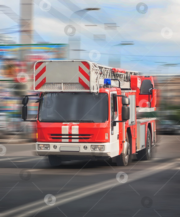 Скачать пожарная машина едет по городу фотосток Ozero