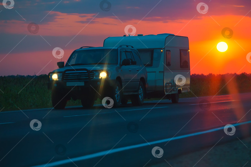 Скачать Внедорожник с туристическим прицепом фотосток Ozero