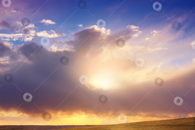 Скачать закат в облачном небе фотосток Ozero