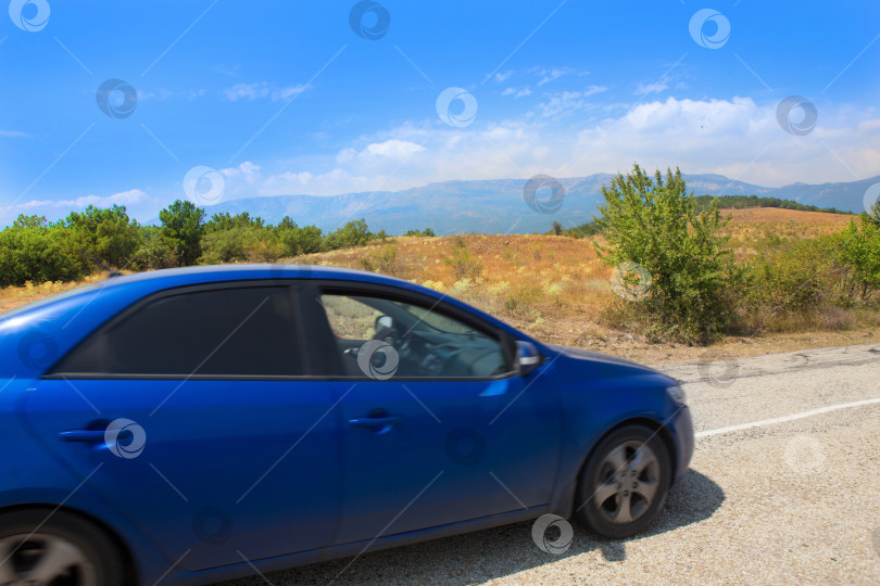 Скачать автомобиль движется по горному шоссе фотосток Ozero