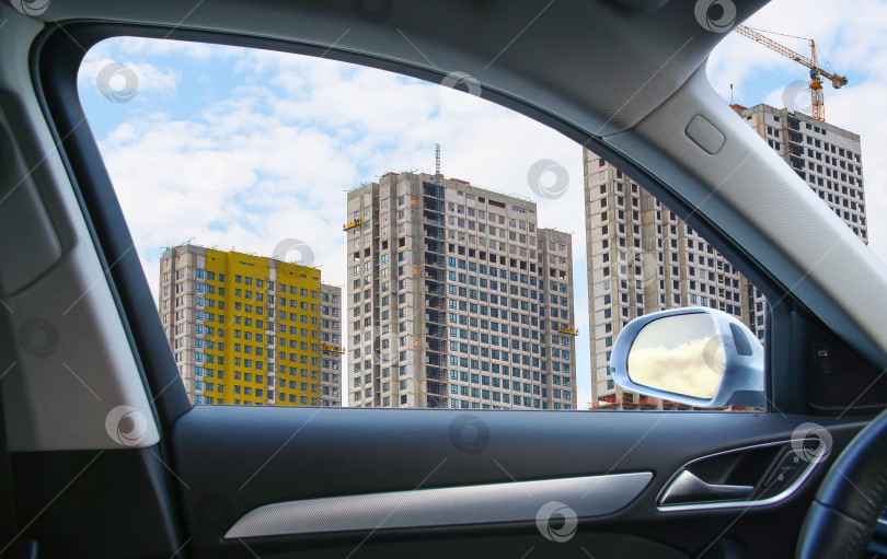 Скачать Вид на строительство зданий из бокового окна автомобиля фотосток Ozero