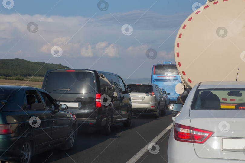 Скачать Пробка на загородном шоссе фотосток Ozero