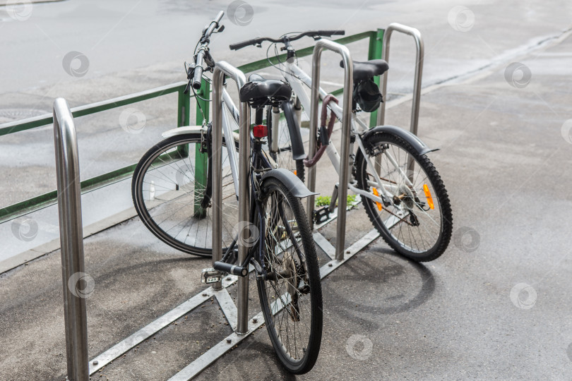 Скачать Велосипеды на стоянке у тротуара фотосток Ozero