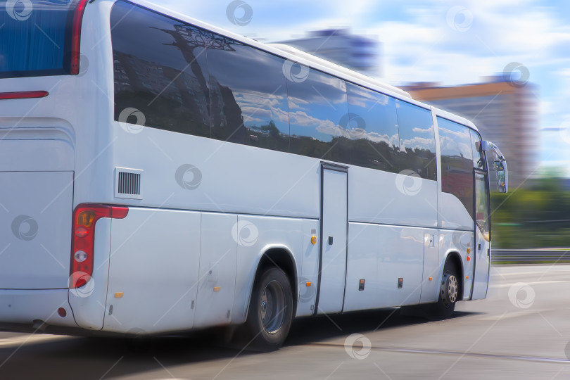 Скачать белый туристический автобус фотосток Ozero