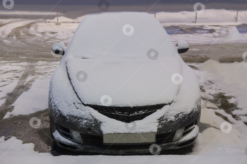 Скачать Автомобиль зимой в снегопад фотосток Ozero