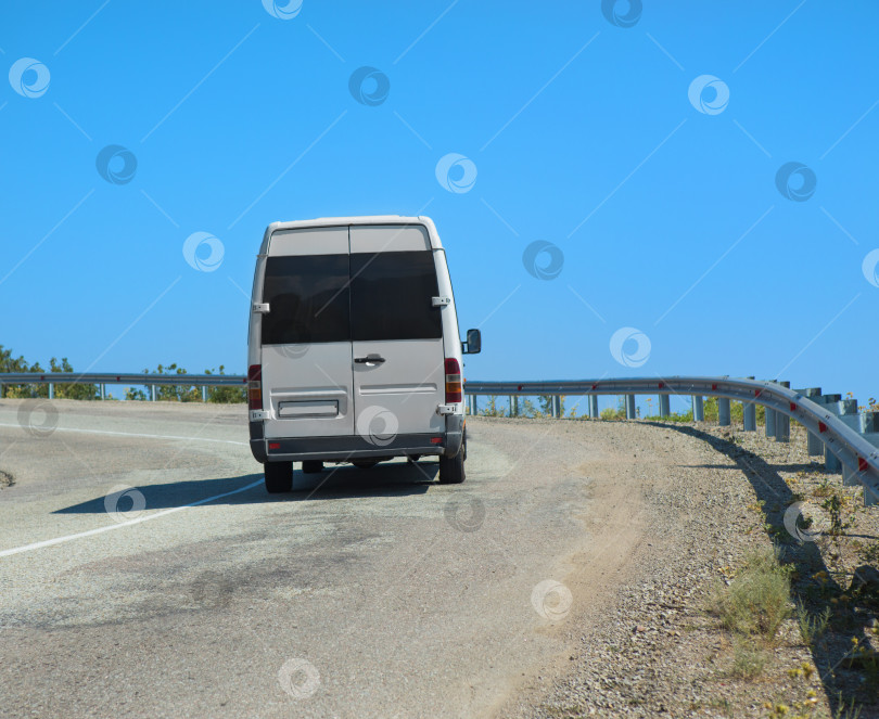 Скачать микроавтобус едет по горной дороге фотосток Ozero
