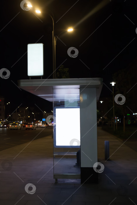 Скачать Автобусная остановка в центре города ночью фотосток Ozero