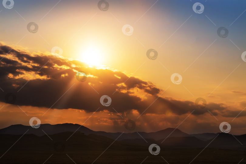 Скачать закат в горном пейзаже фотосток Ozero