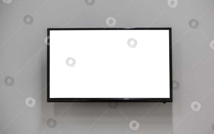 Скачать Телевизор на стене с белым экраном. фотосток Ozero