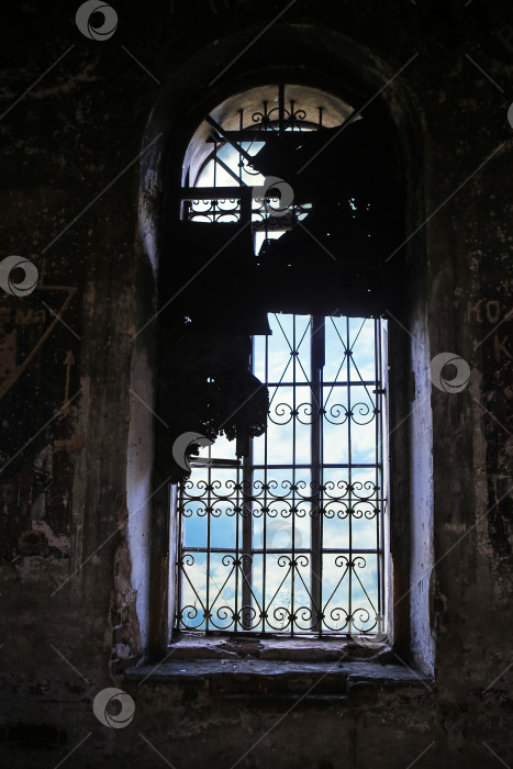 Скачать окно с решеткой в старом заброшенном храме фотосток Ozero