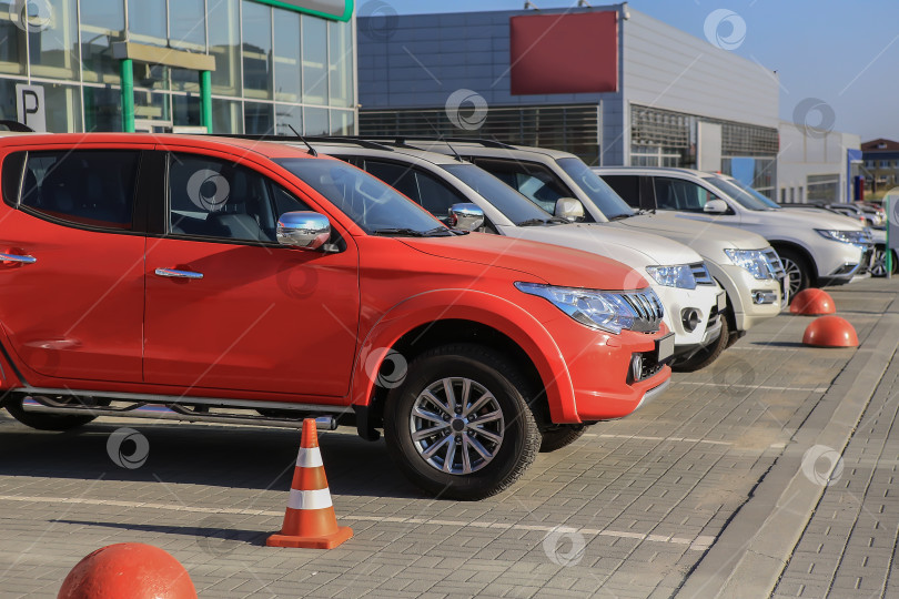 Скачать Автомобили на продажу в стоковом ряду. фотосток Ozero