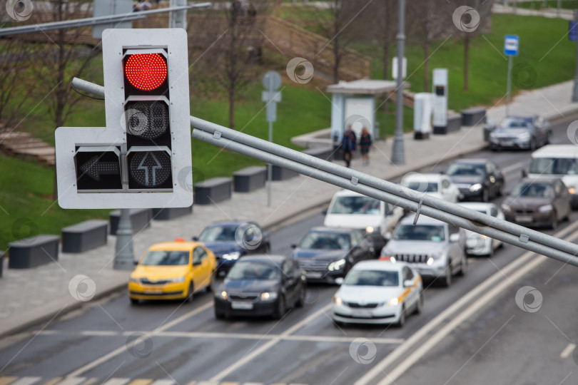 Скачать Автомобильное движение по многополосному шоссе в черте города. фотосток Ozero