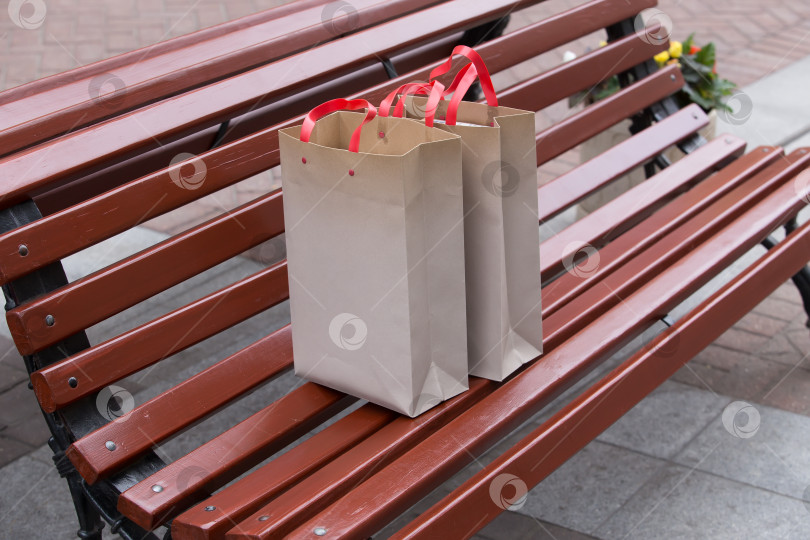 Скачать Две хозяйственные сумки на уличной скамейке фотосток Ozero