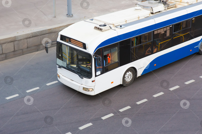 Скачать автобус на городском перекрестке фотосток Ozero