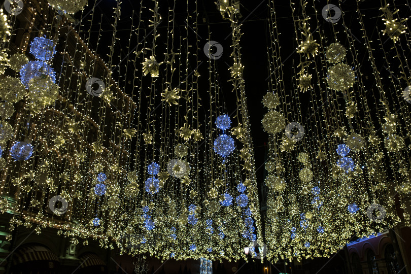 Скачать Светящееся уличное украшение рождественской ночи фотосток Ozero