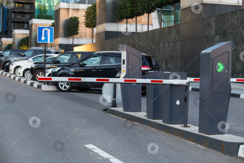 Скачать Автомобили на парковке, закрытой шлагбаумом фотосток Ozero