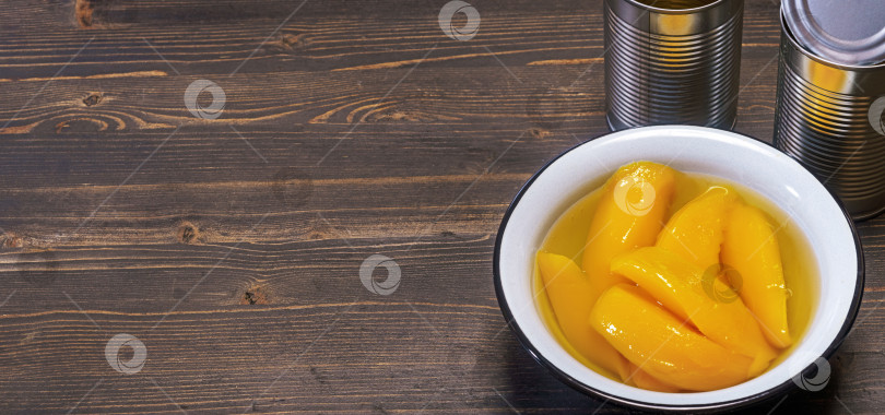 Скачать Миска консервированного манго с копировальным пространством фотосток Ozero