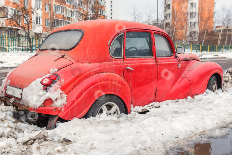 Скачать редкий винтажный автомобиль припаркован зимой фотосток Ozero