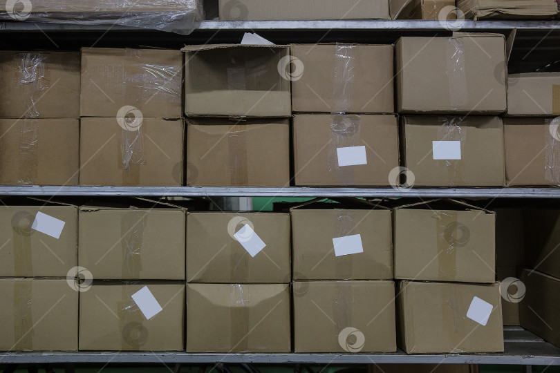 Скачать Картонные коробки на складских полках фотосток Ozero