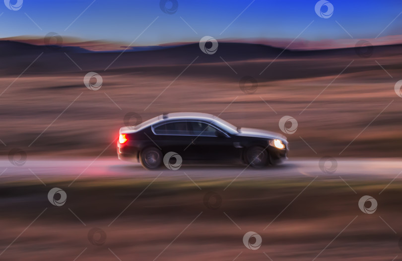 Скачать Машина едет на закате по проселочной дороге фотосток Ozero