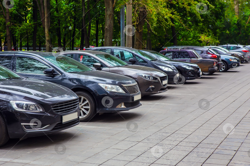 Скачать Автомобили на продажу Ряд складских лотов фотосток Ozero