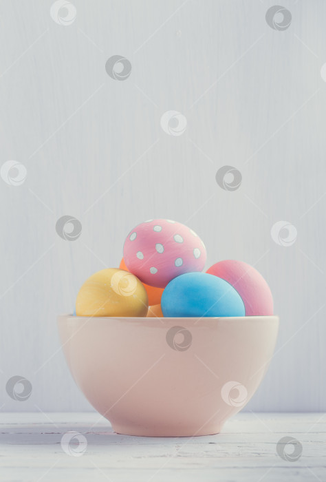 Скачать Ваза с разноцветными пасхальными яйцами с копировальным пространством фотосток Ozero