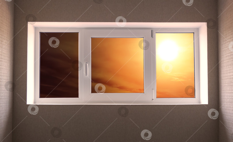 Скачать Яркое красное небо с солнцем в окне комнаты фотосток Ozero